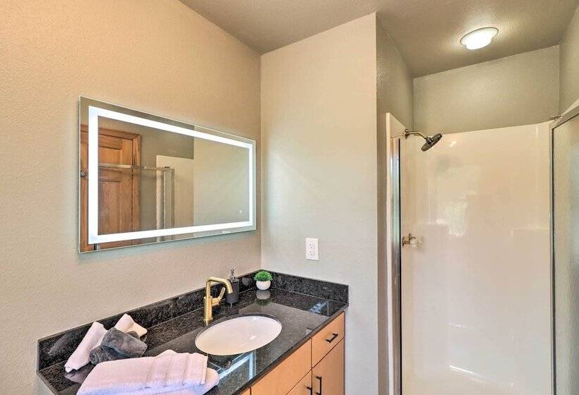 Cozy Cottage < 1 Mile From Kindred Barn!