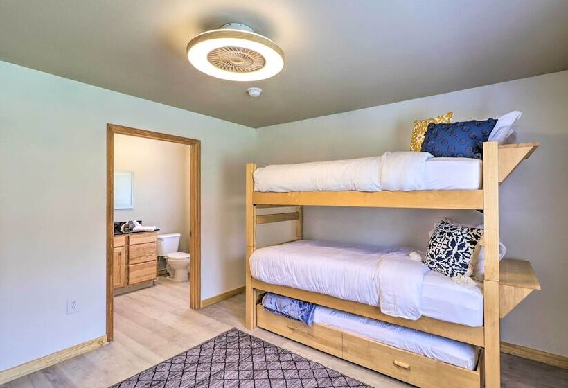 Cozy Cottage < 1 Mile From Kindred Barn!