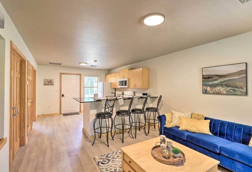 Cozy Cottage < 1 Mile From Kindred Barn!