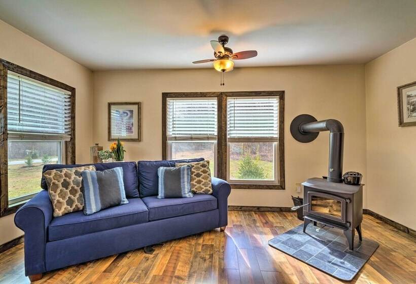 Cozy Cottage Near Broyhill Walking Park!