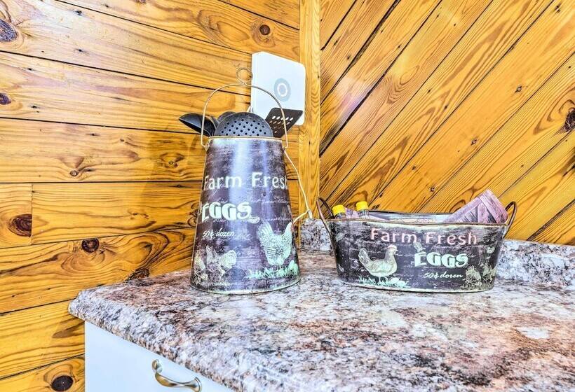 Cozy Cottage Near Broyhill Walking Park!