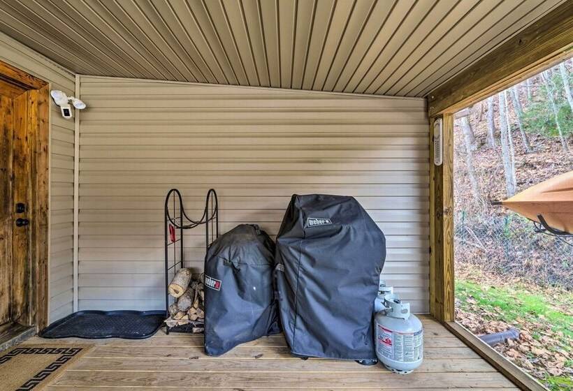 Cozy Cottage Near Broyhill Walking Park!