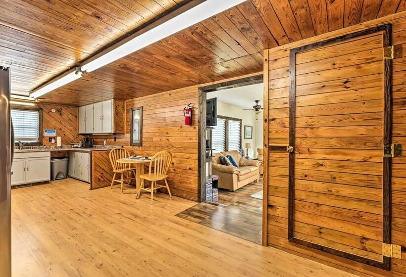 Cozy Cottage Near Broyhill Walking Park!