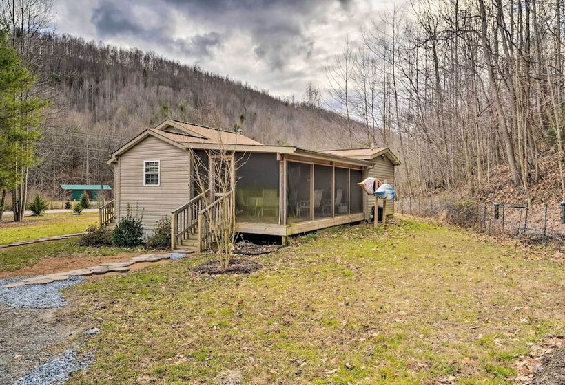 Cozy Cottage Near Broyhill Walking Park!