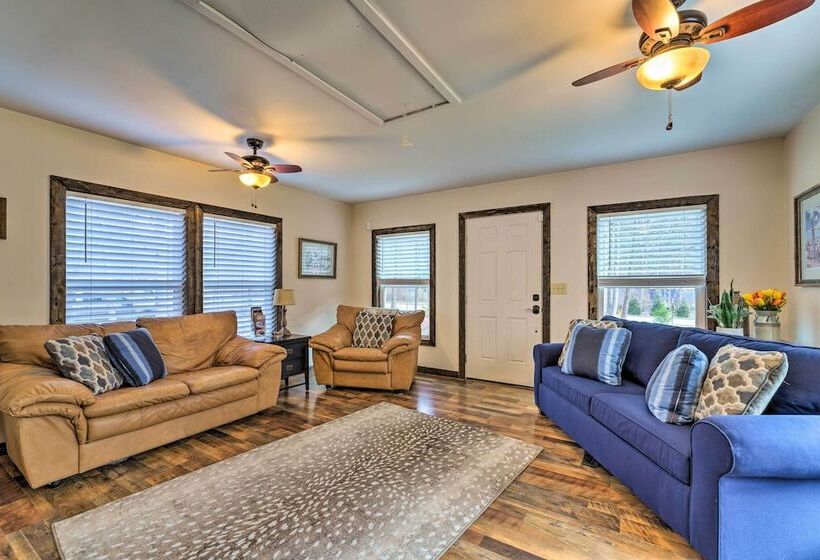 Cozy Cottage Near Broyhill Walking Park!