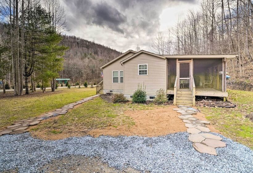 Cozy Cottage Near Broyhill Walking Park!