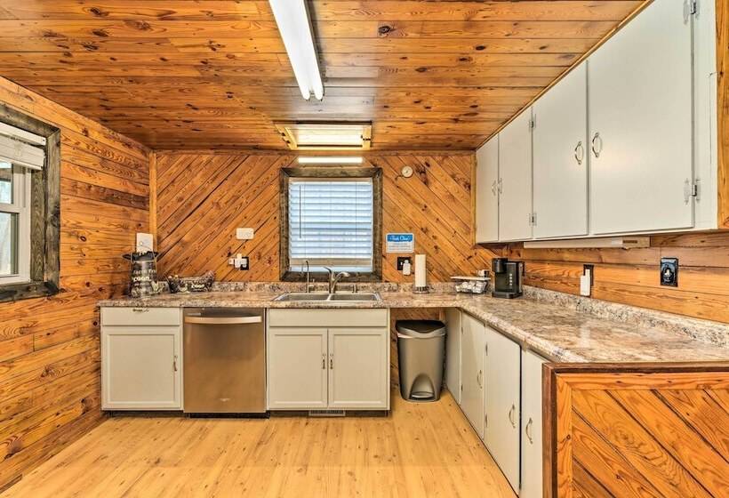 Cozy Cottage Near Broyhill Walking Park!