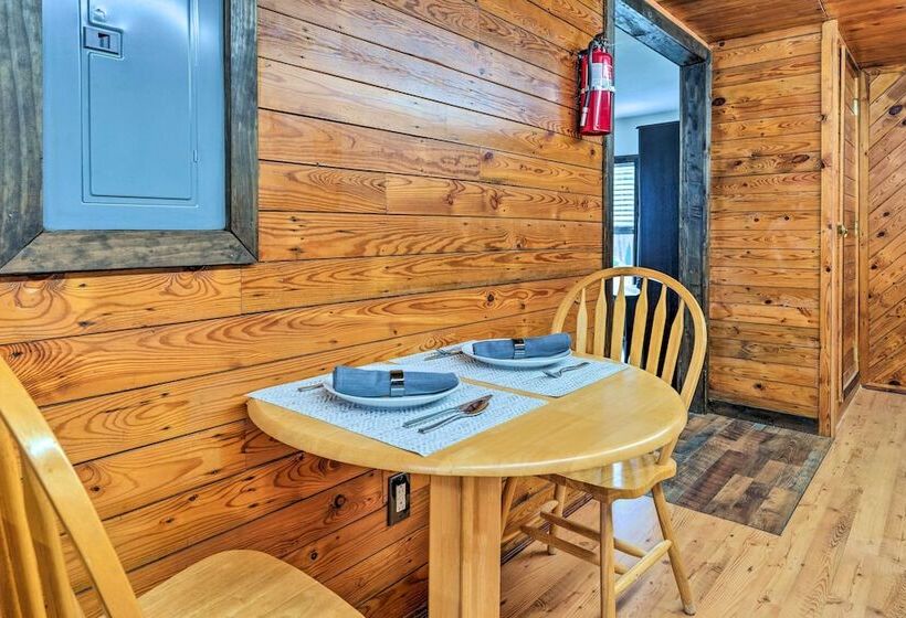 Cozy Cottage Near Broyhill Walking Park!