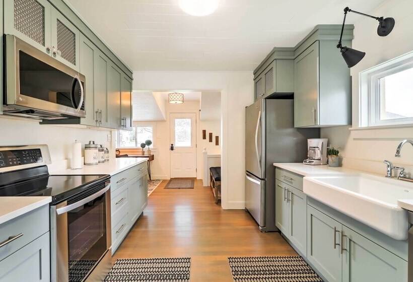 Cozy Farmhouse Style Cottage By Mighty 5 Ntl Parks