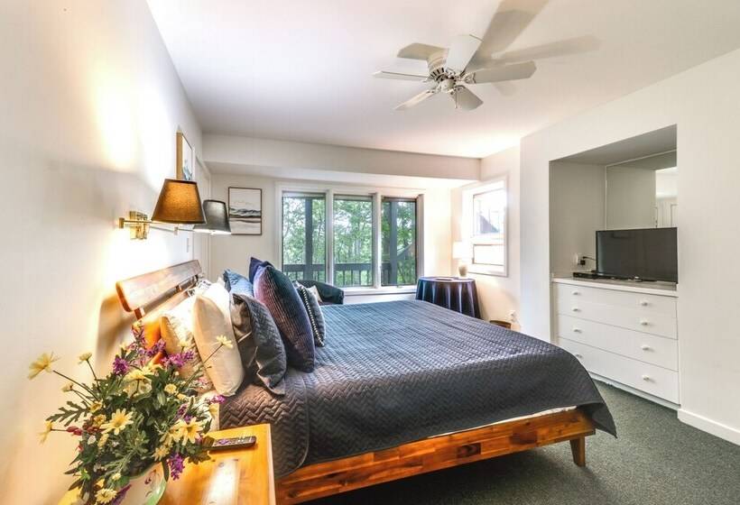 Cozy Getaway In Wintergreen Resort: Deck & Hot Tub