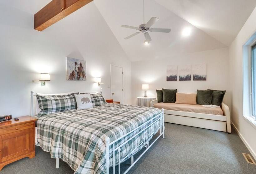 Cozy Getaway In Wintergreen Resort: Deck & Hot Tub