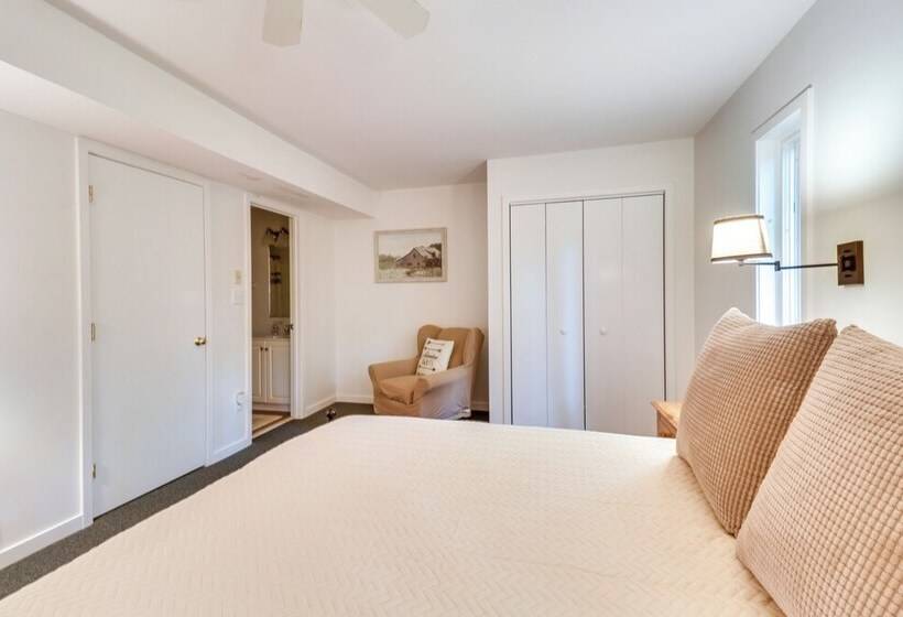 Cozy Getaway In Wintergreen Resort: Deck & Hot Tub