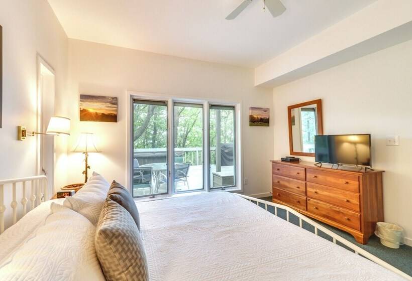 Cozy Getaway In Wintergreen Resort: Deck & Hot Tub