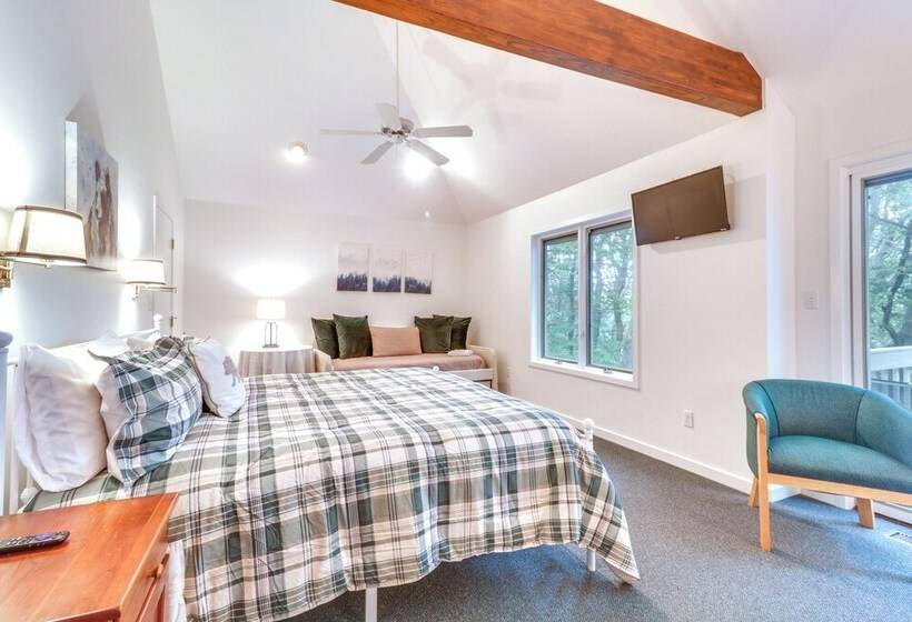 Cozy Getaway In Wintergreen Resort: Deck & Hot Tub