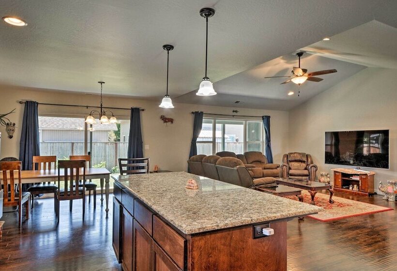 Cozy Home W/ Yard ~ 3 Mi To Downtown Medford!