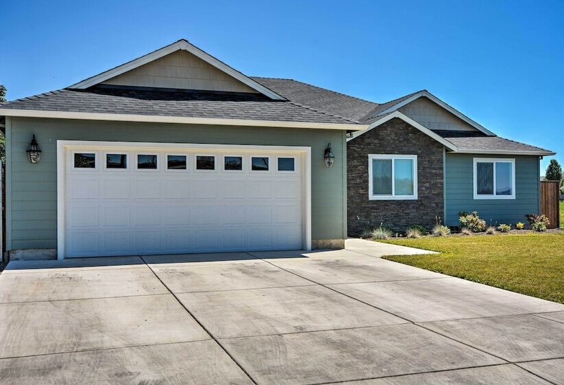 Cozy Home W/ Yard ~ 3 Mi To Downtown Medford!