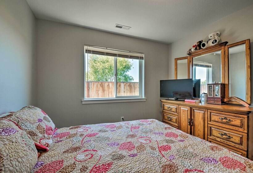 Cozy Home W/ Yard ~ 3 Mi To Downtown Medford!