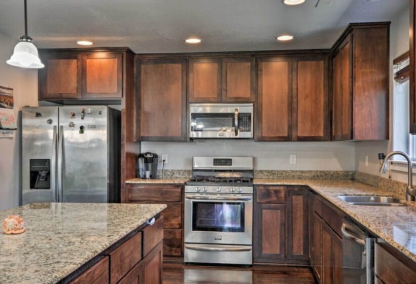 Cozy Home W/ Yard ~ 3 Mi To Downtown Medford!