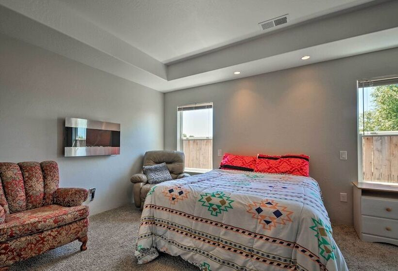 Cozy Home W/ Yard ~ 3 Mi To Downtown Medford!