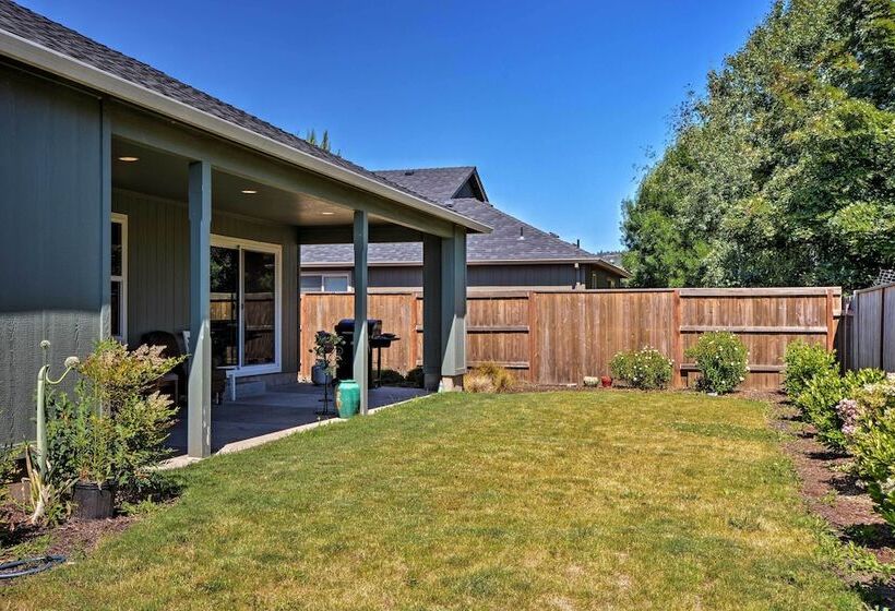Cozy Home W/ Yard ~ 3 Mi To Downtown Medford!