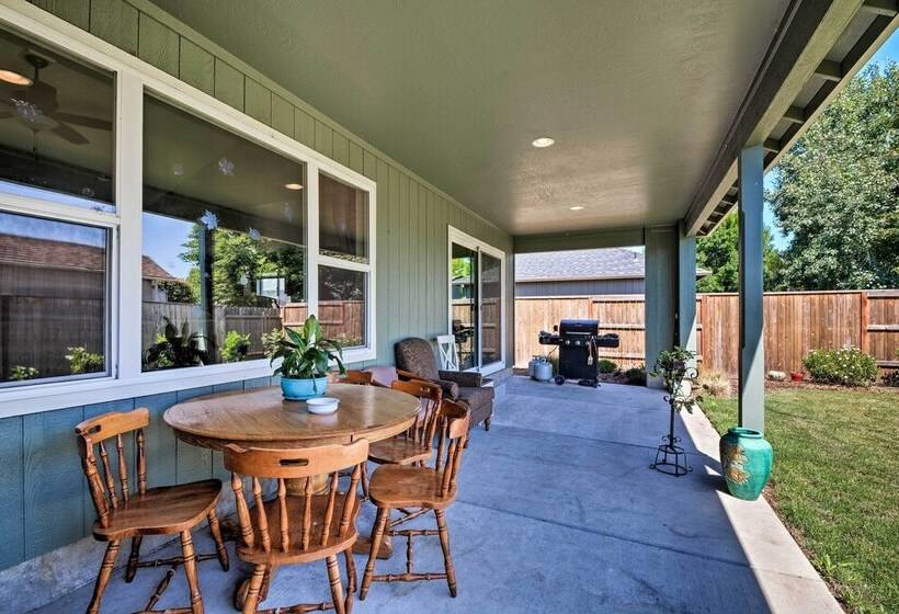 Cozy Home W/ Yard ~ 3 Mi To Downtown Medford!