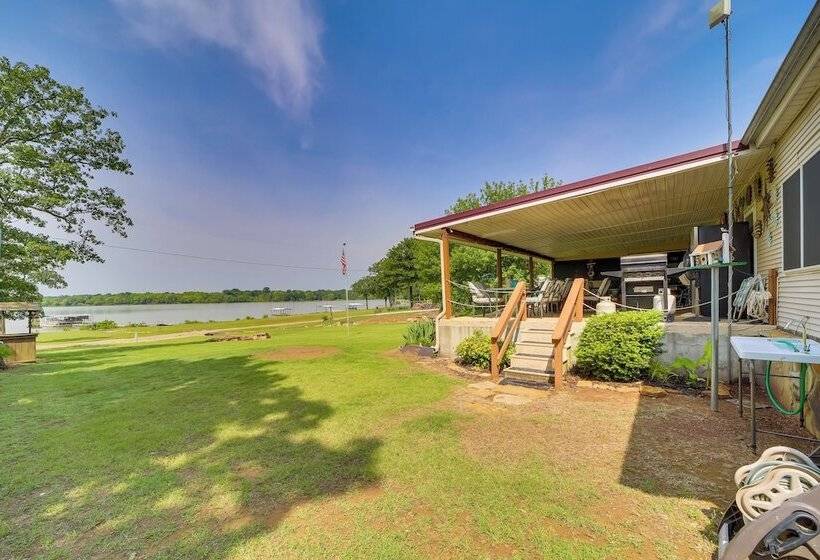 Cozy Lake Eufaula Hideaway W/ Fire Pit & Hot Tub!
