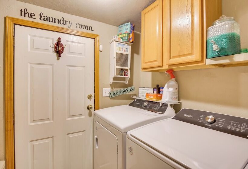 Cozy Lake Eufaula Hideaway W/ Fire Pit & Hot Tub!