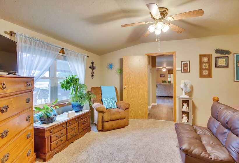 Cozy Lake Eufaula Hideaway W/ Fire Pit & Hot Tub!