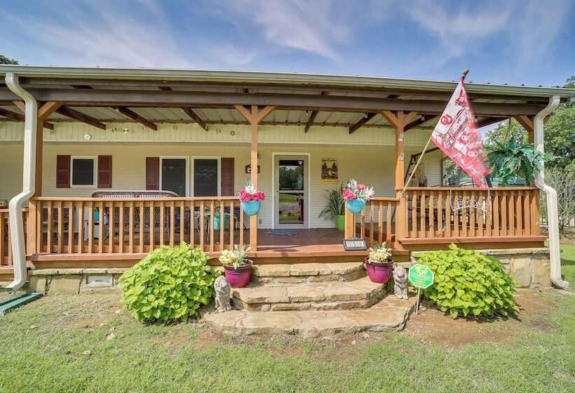 Cozy Lake Eufaula Hideaway W/ Fire Pit & Hot Tub!