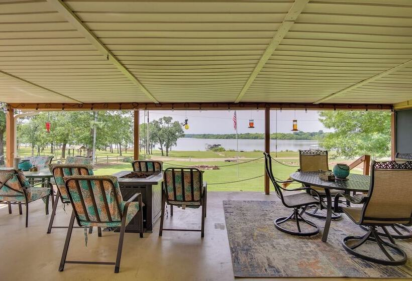 Cozy Lake Eufaula Hideaway W/ Fire Pit & Hot Tub!