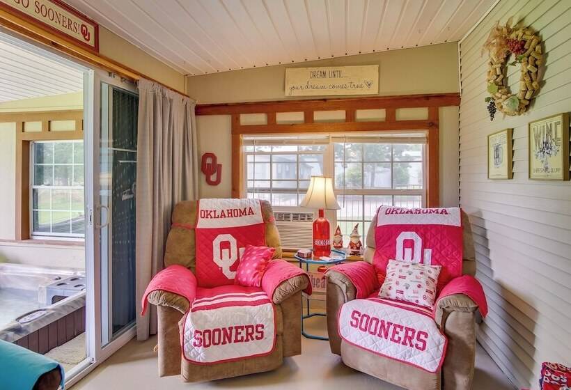 Cozy Lake Eufaula Hideaway W/ Fire Pit & Hot Tub!