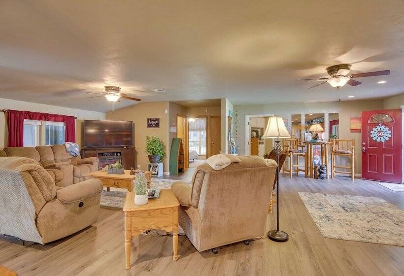 Cozy Lake Eufaula Hideaway W/ Fire Pit & Hot Tub!