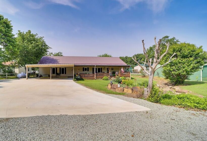Cozy Lake Eufaula Hideaway W/ Fire Pit & Hot Tub!
