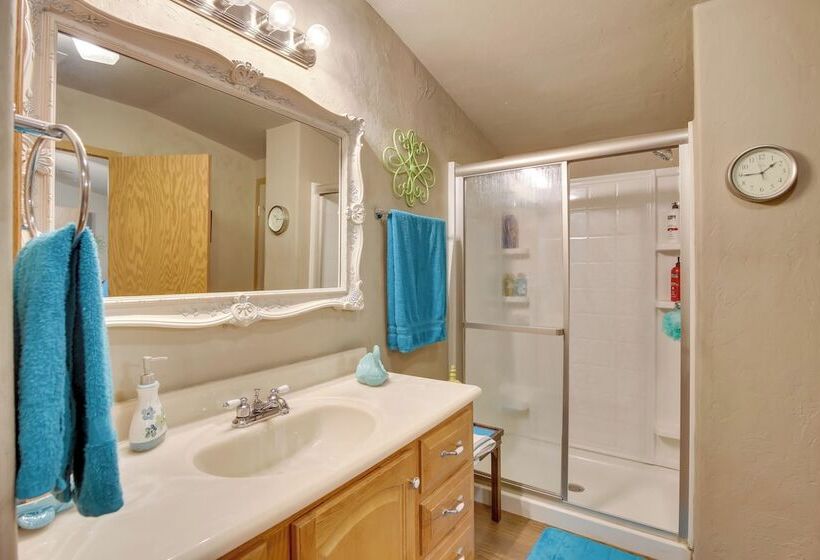 Cozy Lake Eufaula Hideaway W/ Fire Pit & Hot Tub!