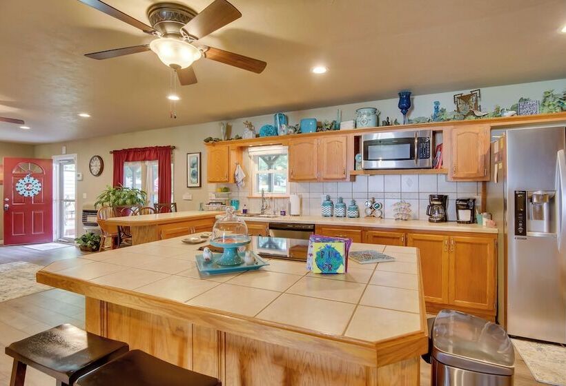 Cozy Lake Eufaula Hideaway W/ Fire Pit & Hot Tub!