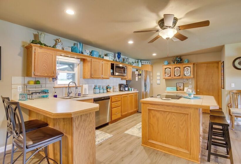 Cozy Lake Eufaula Hideaway W/ Fire Pit & Hot Tub!