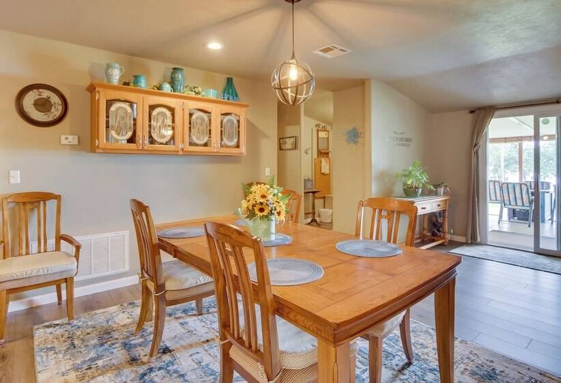 Cozy Lake Eufaula Hideaway W/ Fire Pit & Hot Tub!