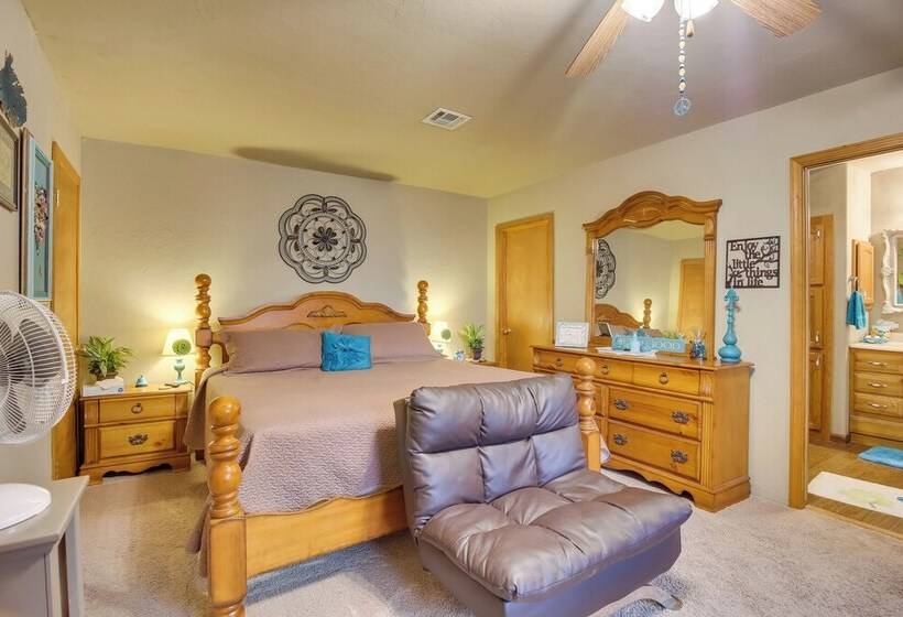 Cozy Lake Eufaula Hideaway W/ Fire Pit & Hot Tub!