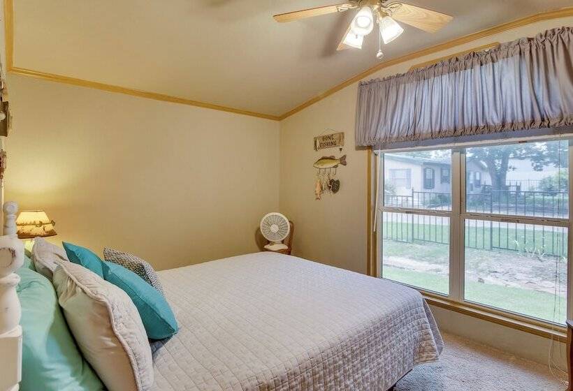 Cozy Lake Eufaula Hideaway W/ Fire Pit & Hot Tub!