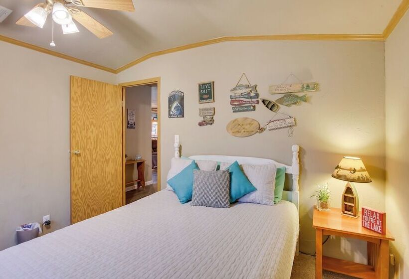 Cozy Lake Eufaula Hideaway W/ Fire Pit & Hot Tub!