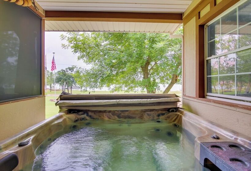 Cozy Lake Eufaula Hideaway W/ Fire Pit & Hot Tub!