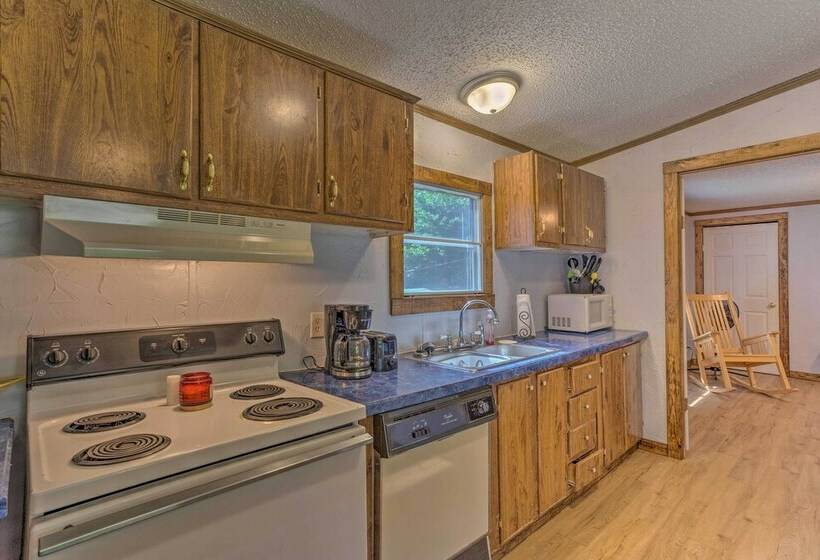 Cozy Mead Home W/ Grill & Patio: Nearby Lake!