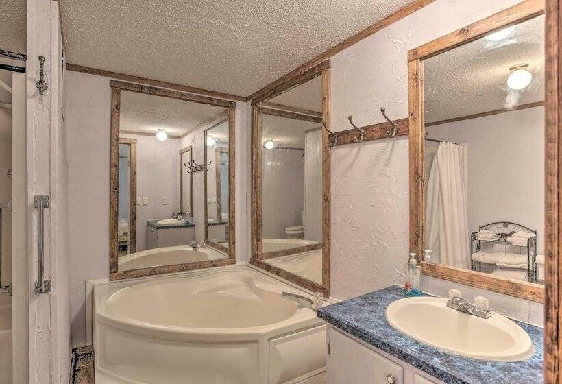 Cozy Mead Home W/ Grill & Patio: Nearby Lake!