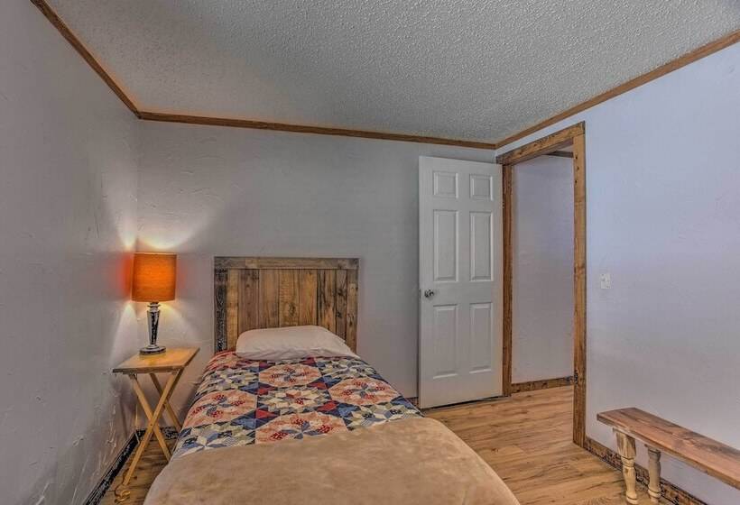 Cozy Mead Home W/ Grill & Patio: Nearby Lake!