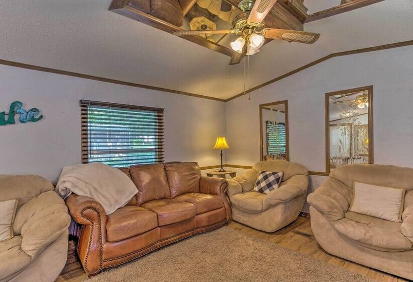 Cozy Mead Home W/ Grill & Patio: Nearby Lake!