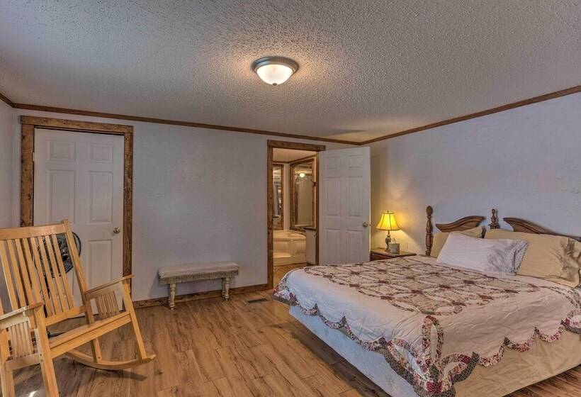 Cozy Mead Home W/ Grill & Patio: Nearby Lake!