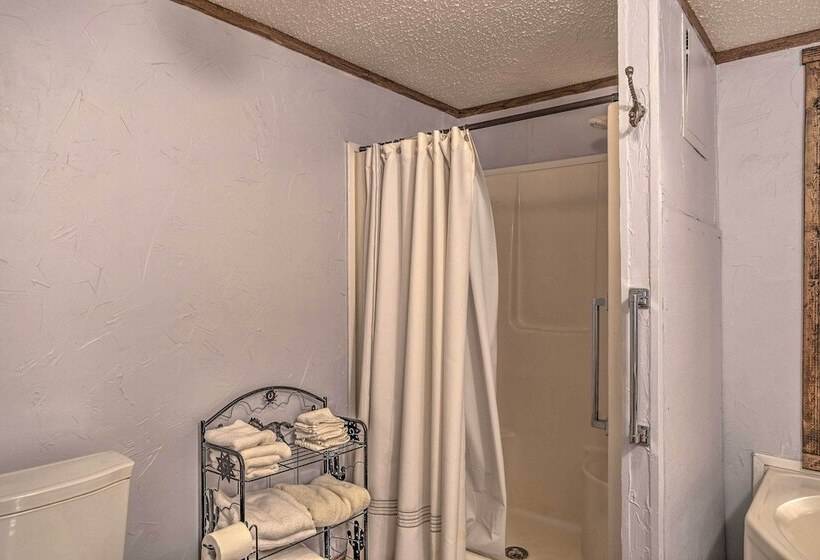 Cozy Mead Home W/ Grill & Patio: Nearby Lake!