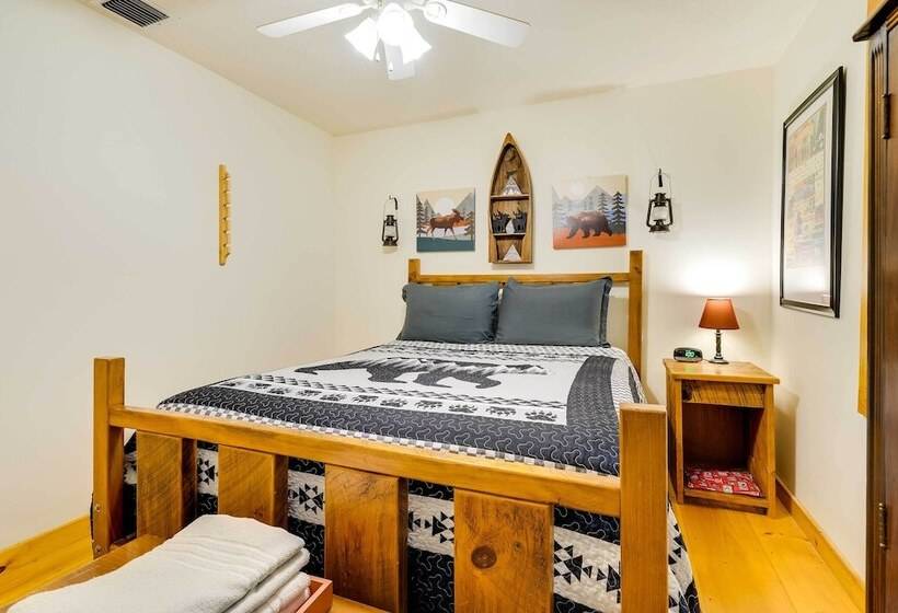 Murphy Family Cabin W/ Fire Pit & Forest Views!