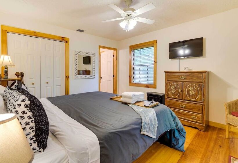 Murphy Family Cabin W/ Fire Pit & Forest Views!