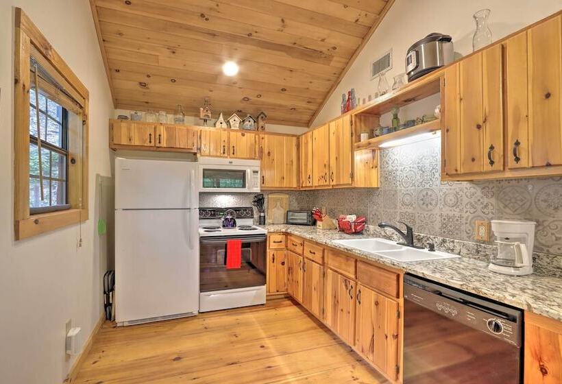 Murphy Family Cabin W/ Fire Pit & Forest Views!